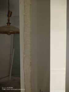 Εφαρμογή αφρού περιμετρικά του κουφώματος